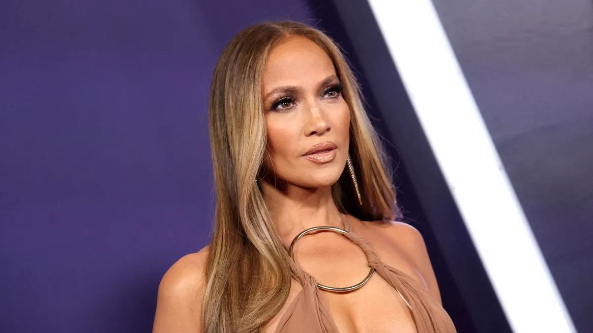 Incident stânjenitor pentru Jennifer Lopez, imediat după ce a ajuns în România. Artista a avut o reacție neașteptată