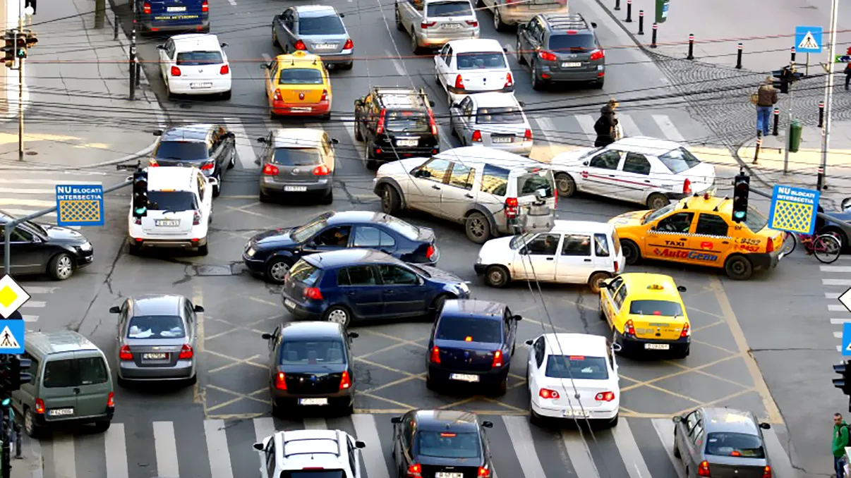Interzicerea virajelor la stânga ar putea reduce accidentele și ambuteiajele. Măsura, testată deja în tot mai multe orașe din lume