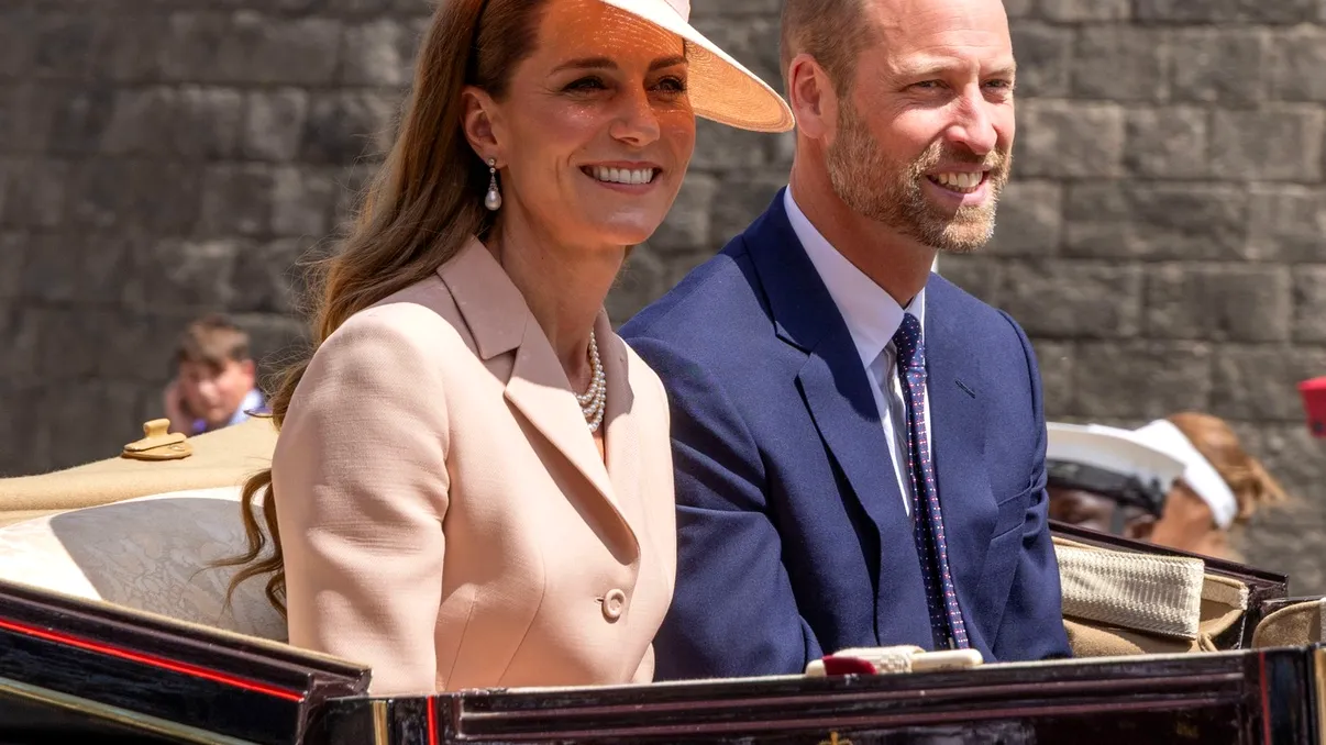 Gesturi tandre între Kate Middleton şi Prinţul William. Cei doi nu s-au putut abţine în public, par mai îndrăgostiţi ca niciodată