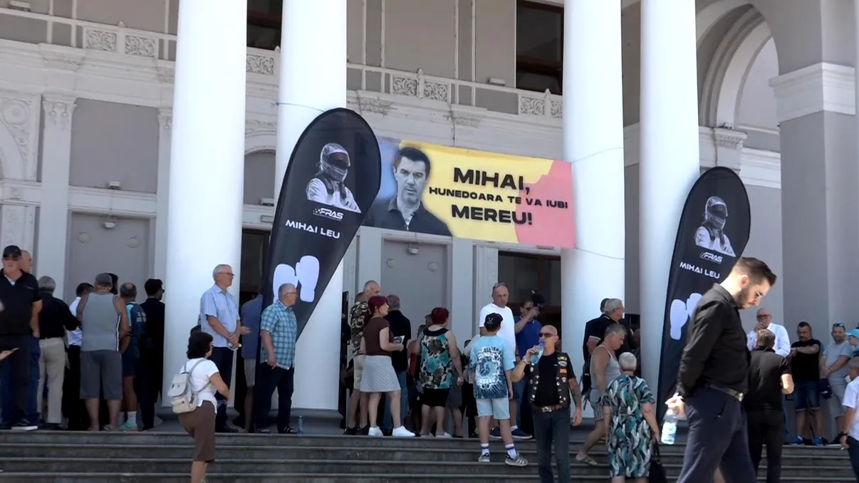 Moment sfâşietor la înmormântarea lui Mihai Leu. Fiul şi soţia fostului campion au cedat în faţa durerii