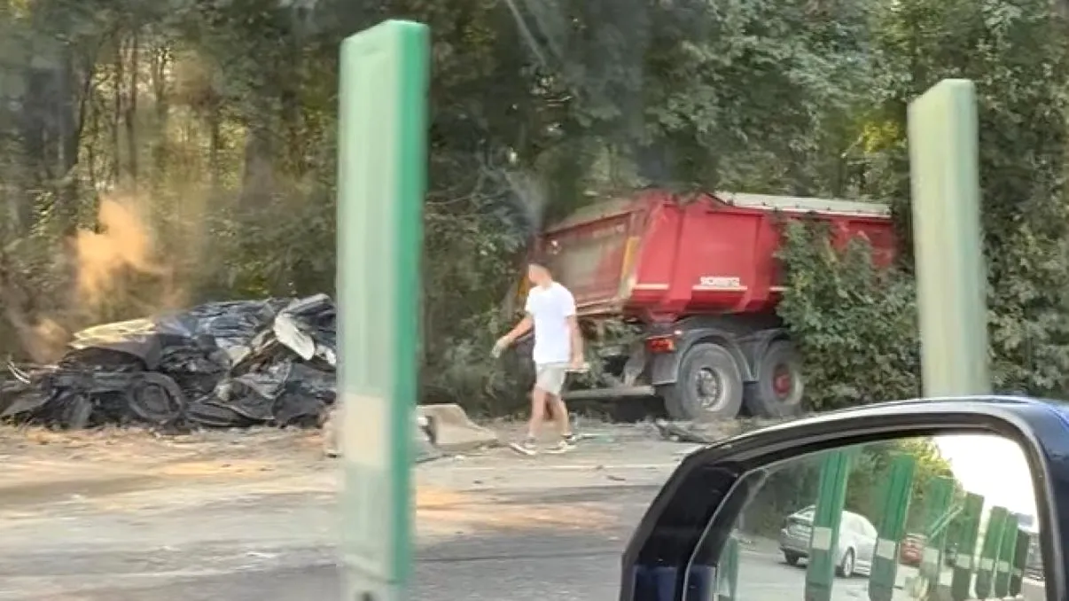 Momentul în care are loc accidentul de pe Centura București. Șoferul autoturismului nu a avut nicio șansă. Basculanta a distrus parapetul și l-a zdrobit