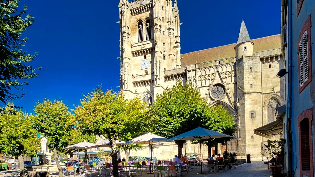 Oraşul superb din Franţa care vinde case la 1 euro. Nu ai cum să nu te îndrăgosteşti de acest loc. Foto