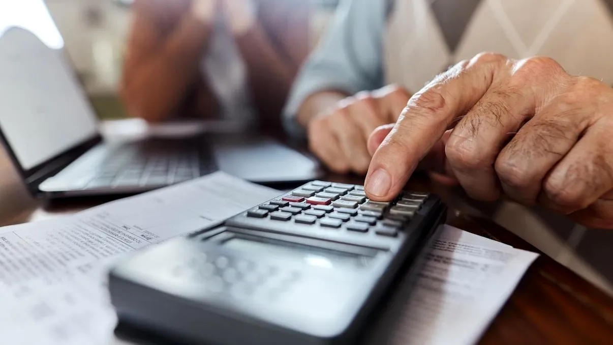 Pensii private 2025: cum se calculează impozitul de la 1 august. Calcul concret pentru sumele încasate