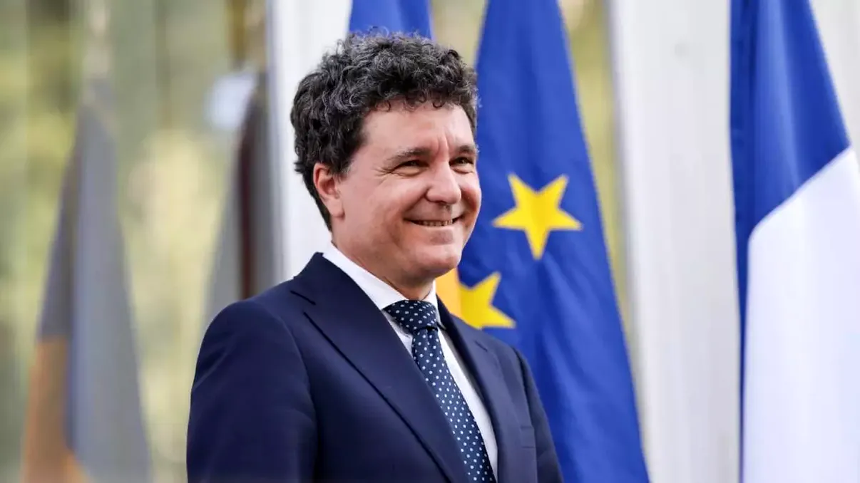 Președintele Nicușor Dan, surprins împreună cu fiica lui într-un zbor low cost luni seară. Detaliul care i-a surprins pe pasageri