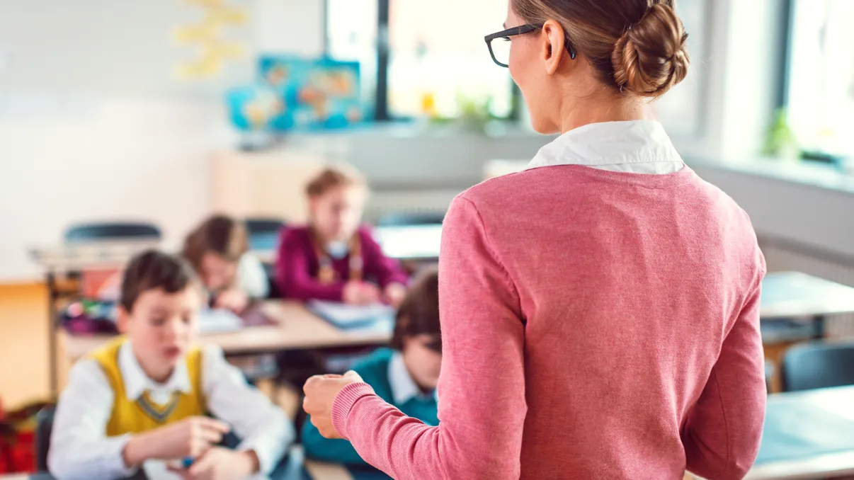Profesorii și învățătorii de școală primară din România le-ar putea preda elevilor cu două ore în plus, din septembrie 2025. Ce propune premierul Bolojan