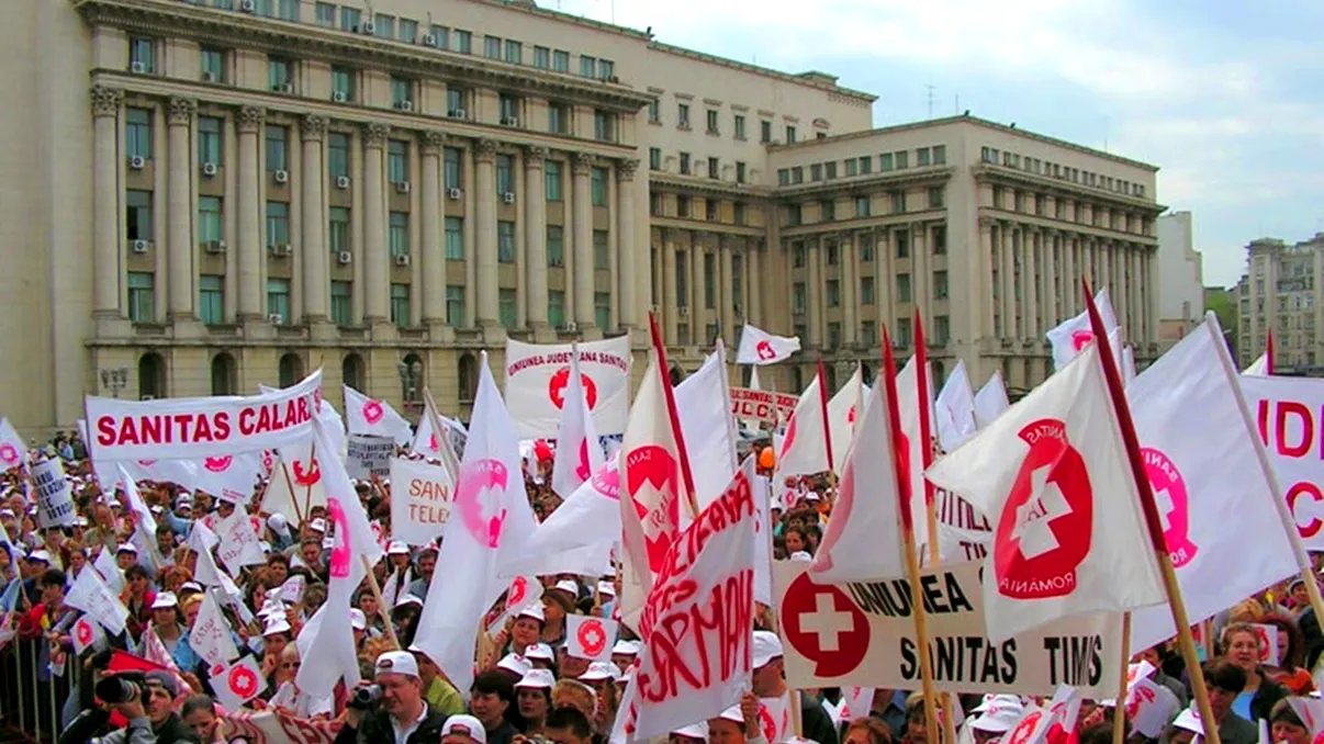 Protest de amploare în fața Parlamentului: Sindicaliștii din Sănătate și Educație își exprimă nemulțumirile față de măsurile Guvernului