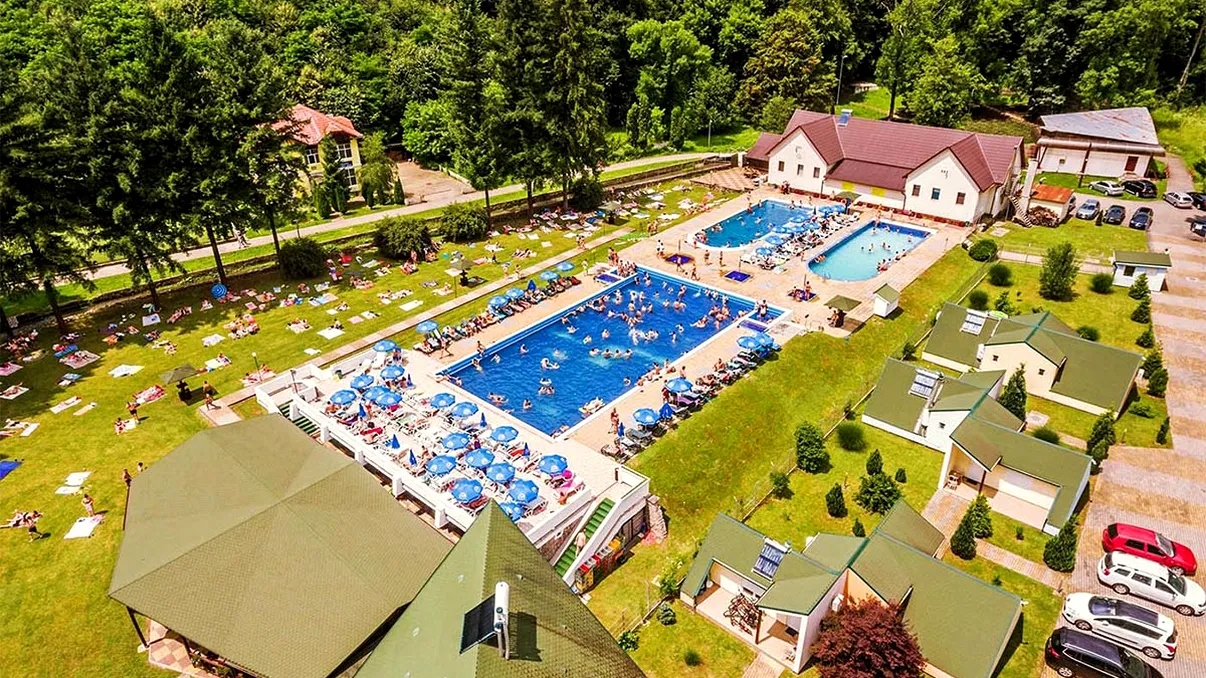 Stațiunea istorică din 1886 a redevenit „Perla” turismului românesc. Este celebră pentru apele sale mezotermale, cu proprietăți miraculoase de peste 500 de ani