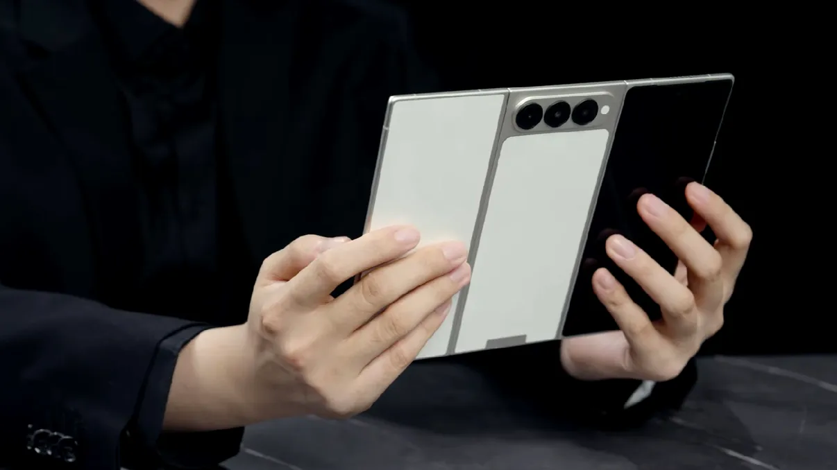 Primul telefon pliabil în formă de G din lume a fost dezvăluit. Smartphone-ul trifold provoacă Samsung