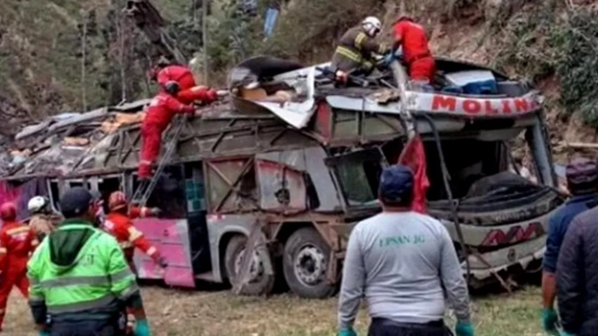 Cel puţin 18 morţi după ce un autobuz a căzut într-o prăpastie de 50 de metri, în Peru. Autoritățile, primele informații despre tragedie