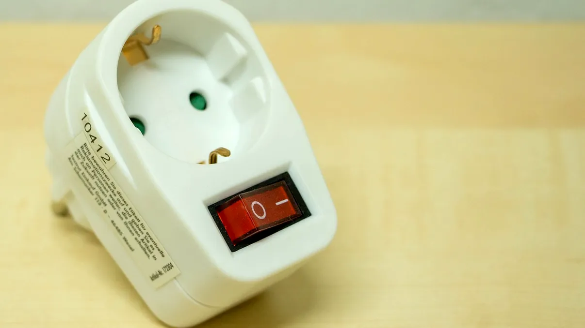 Aparate electrocasnice pe care trebuie să le scoți din priză când pleci de acasă. Scuteşti bani serioşi la factură