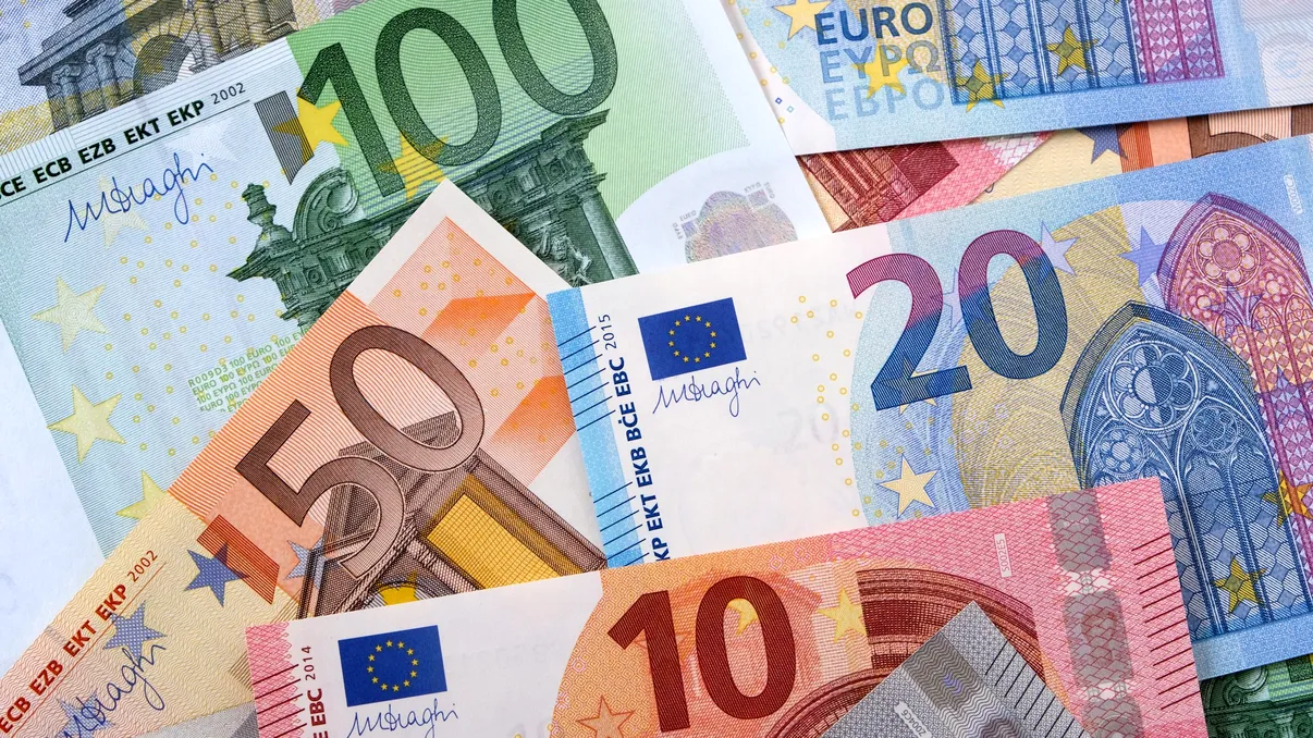 Bancnota euro refuzată de greci, în Thassos. Nu vor nici să dea rest, turiştii români se plâng de situaţie: ”Și la cea de 200 se uită suspect”