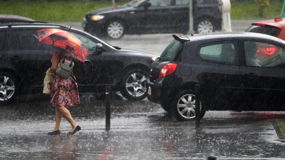 Unde scad brusc temperaturile chiar de azi? Canicula, înlocuită de frig şi vijelii în următoarele ore. Este cod roşu de vreme rea