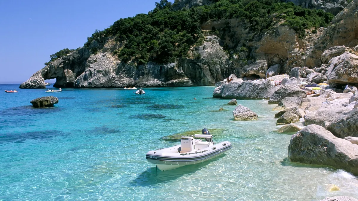 Plaja sălbatică din Italia care a fost numită cea mai frumoasă din lume. E o combinaţie perfectă între apa albastră din Maldive şi stâncile impresionante din Grecia