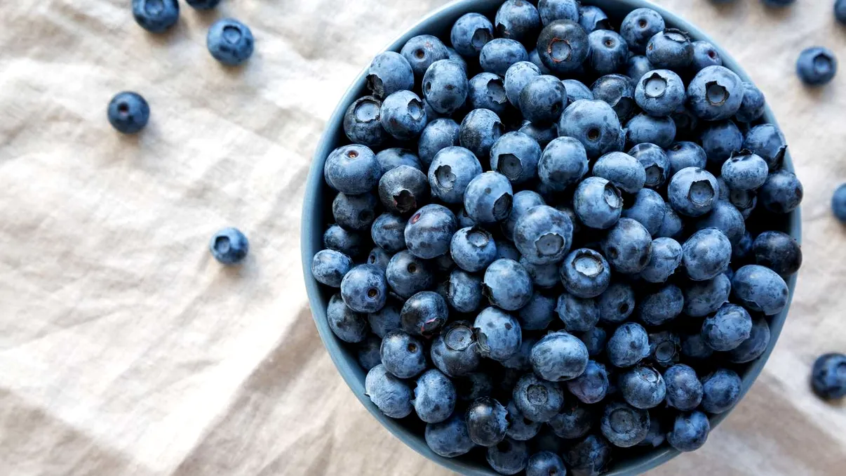 Cum se spală corect afinele înainte a fi mâncate. De ce nu e bine să folosești doar apă