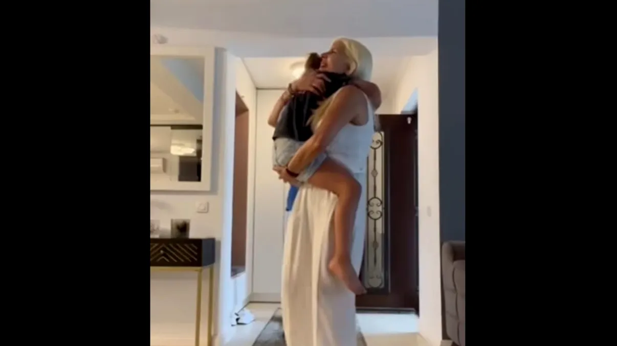 VIDEO Primele imagini cu reîntâlnirea dintre Elena Udrea și Eva Maria. Fetița nu îi mai putea da drumul din brațe mamei sale, a îngenuncheat de emoții