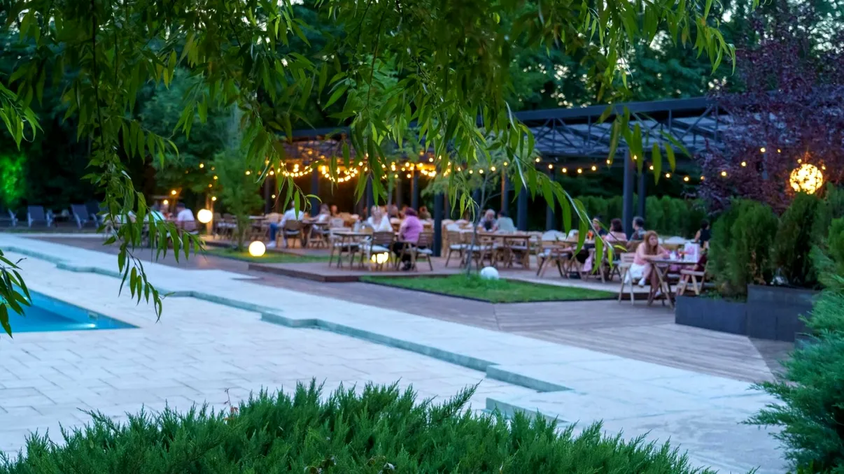 9 grădini urbane din București care îți dau senzația că ai evadat din oraș