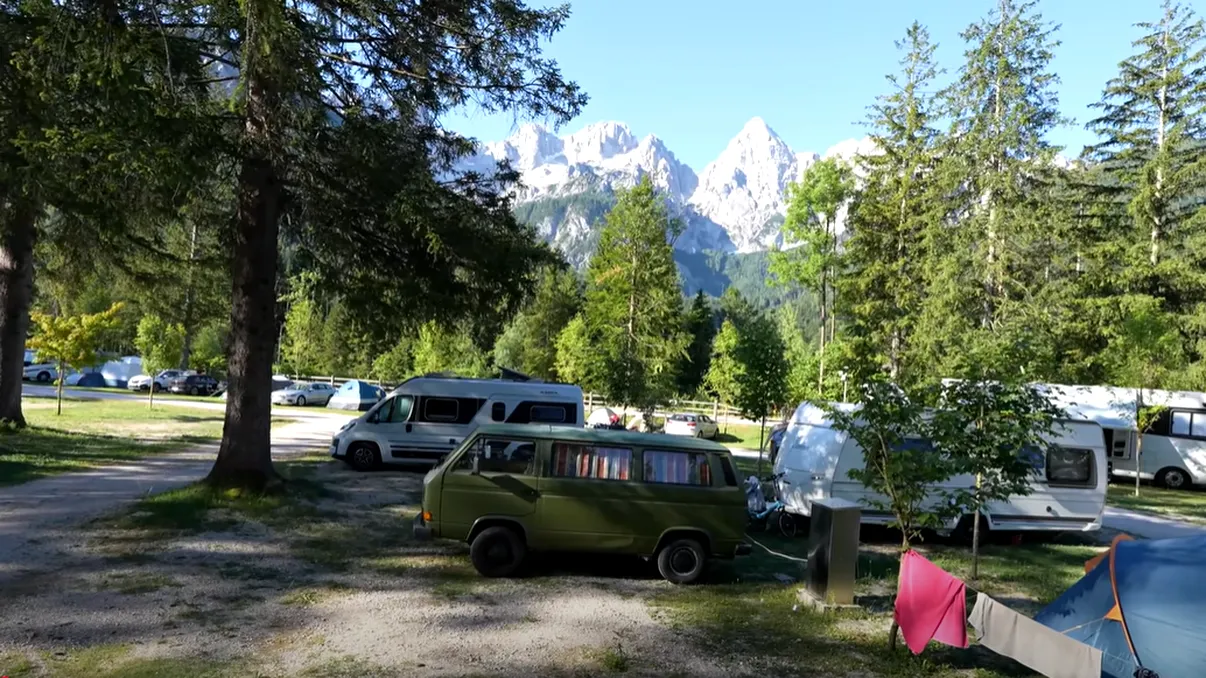 Doi români au plecat în Europa cu cortul, însă nu se aşteptau la aşa ceva. Cum arată o zi într-un camping din Slovenia: ”Nici la hotel de 5 stele nu ai parte de asta”