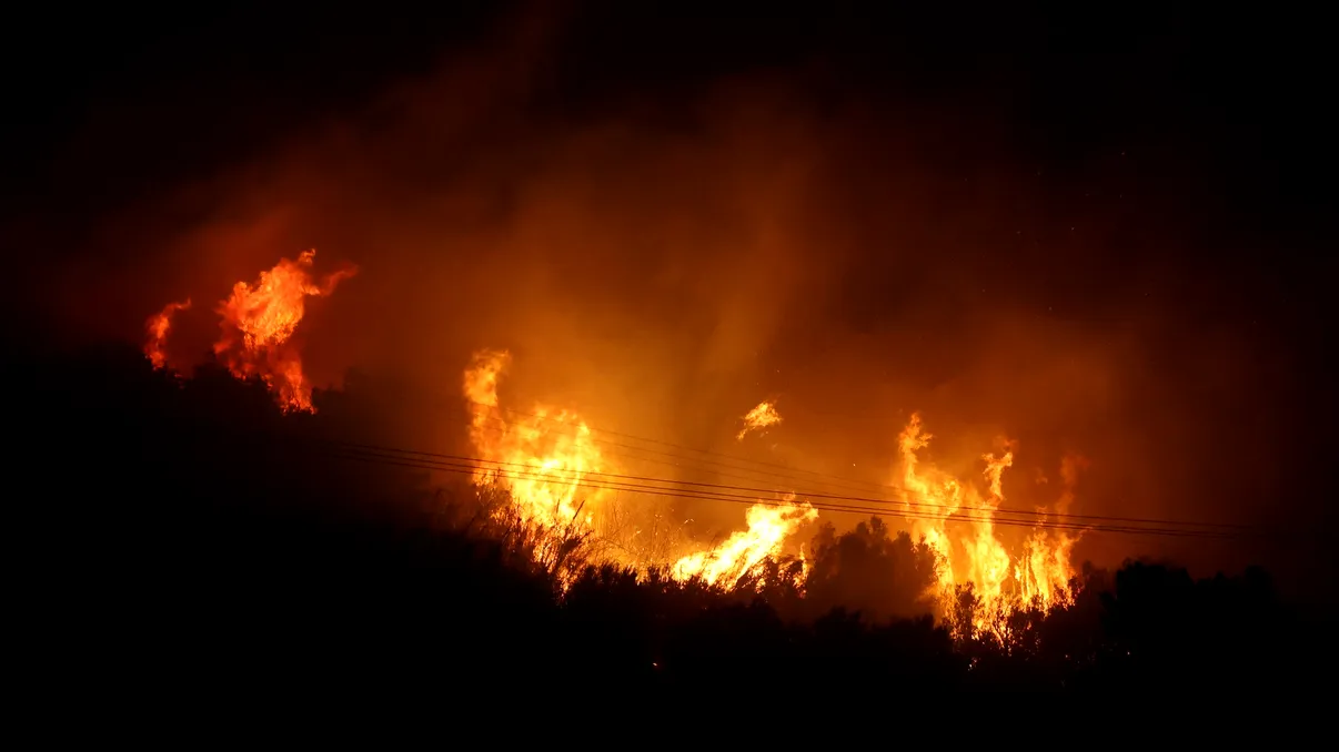 Incendii în Halkidiki şi în Creta, mii de oameni au fost deja evacuaţi. MAE, avertisment pentru românii din Grecia. Unde pot suna în caz de urgenţă
