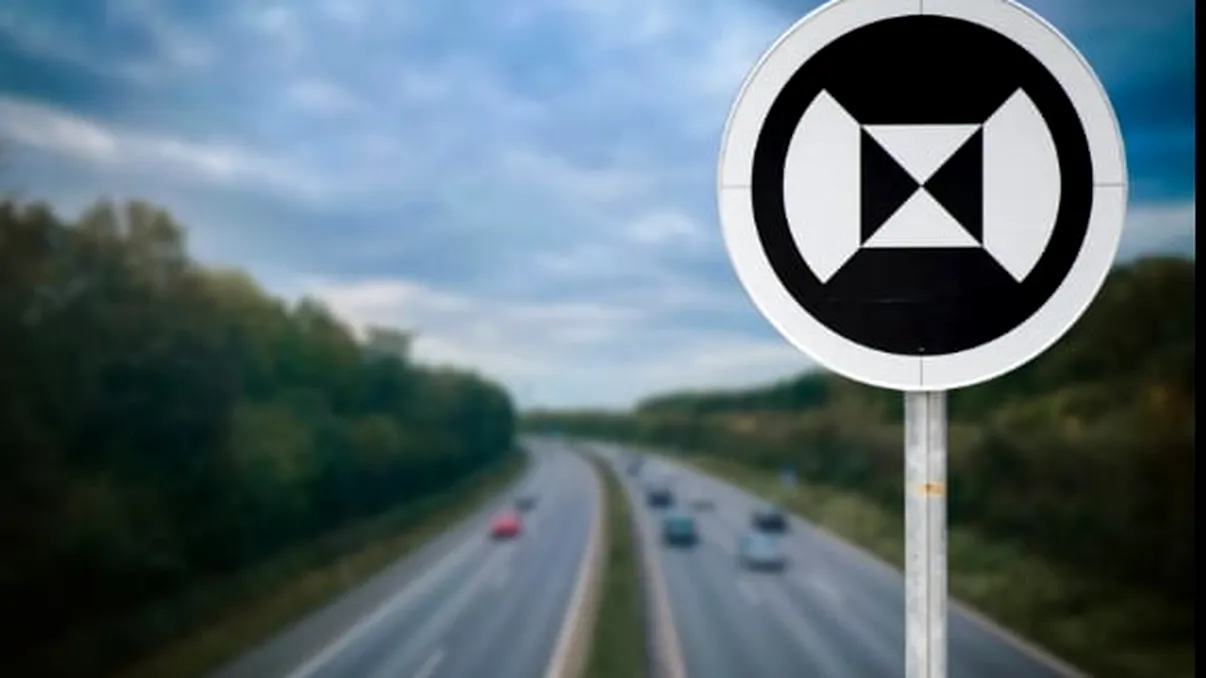 Indicatorul circular alb-negru zăpăceşte şoferii în trafic. Se întâlneşte în Germania, însă prea puţini ştiu ce semnifică