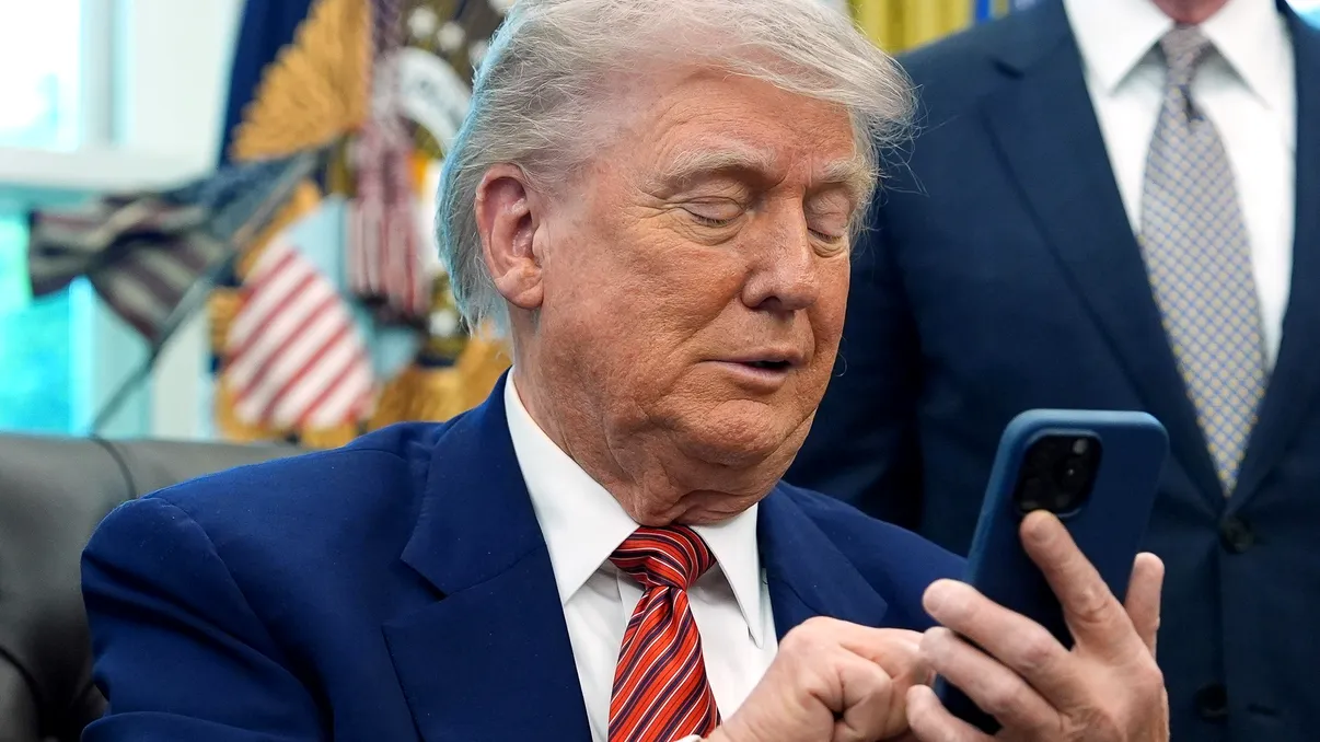 Legea semnată de Donald Trump care pune condiții conexiunii prin Wi-Fi. Există unele beneficii, dar oamenii de rând ar putea avea de suferit