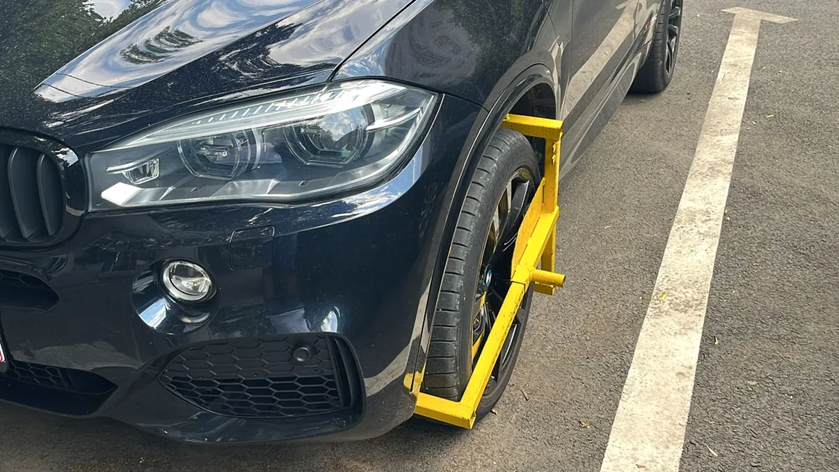 Este legal sau nu să ți se blocheze mașina, dacă nu ai plătit parcarea? Ce spune legea și cum explică avocații situațiile tot mai des întâlnite în București! EXCLUSIV