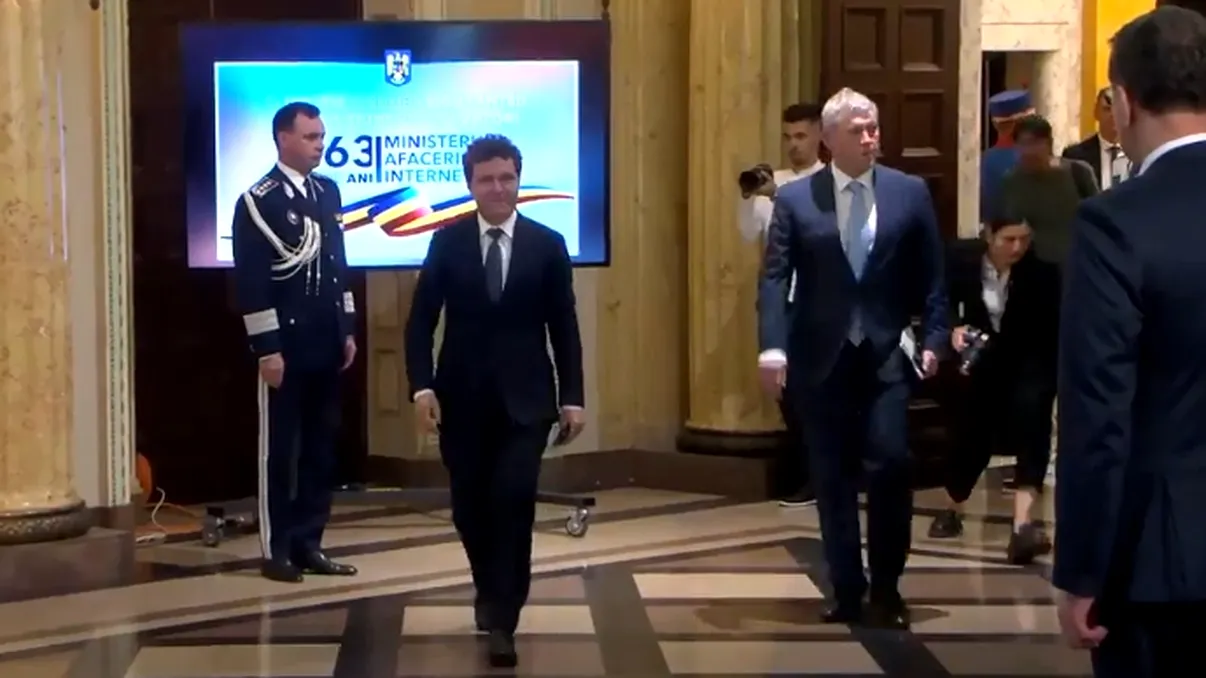 Nicușor Dan a renunţat la maşina oficială pentru a merge pe jos, chiar şi pe caniculă. L-a luat şi pe Cătălin Predoiu cu el. Unde au mers cei doi politicieni