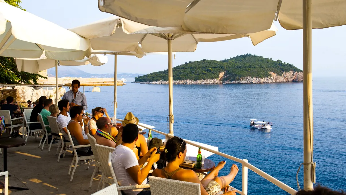 Oraşele sufocate de turişti. Ajung aici de 36 de ori mai mulţi vizitatori decât localnicii, străzile nu mai fac faţă aglomeraţiei