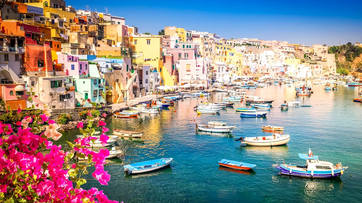 Turiştii aleg mereu Cinque Terre sau Coasta Amalfitană, însă există un loc fără aglomeraţie şi mult mai frumos. Insula Procida, un colţ colorat de Rai