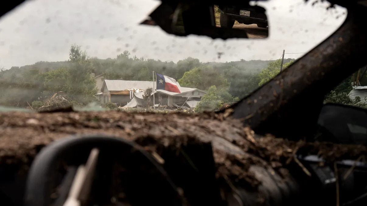 Imagini cu inundațiile devastatoare din Texas. Sunt 82 de morți şi zeci de dispăruți. Donald Trump promite să ajungă în zonele afectate