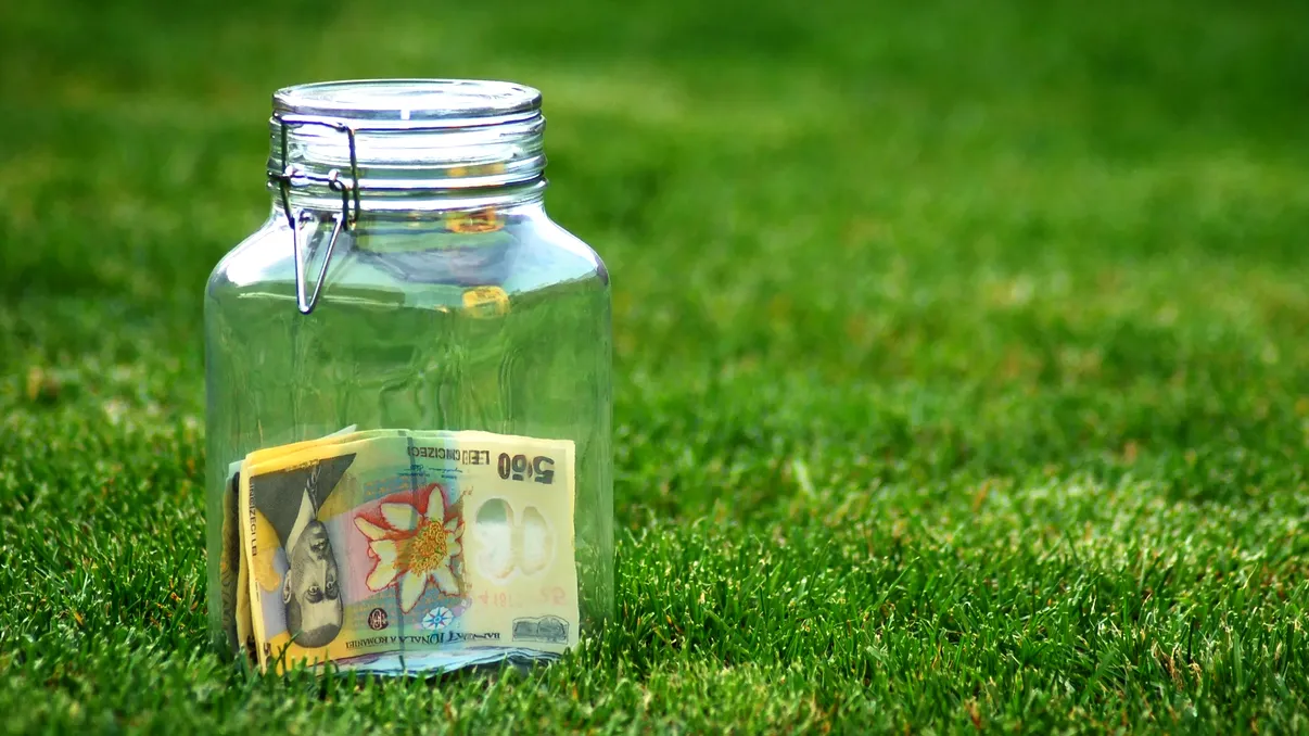 „Strângeți banii!” – Mesajul dur al economiștilor pentru români: „Tăiați cheltuielile inutile, salvați ce puteți acum!”