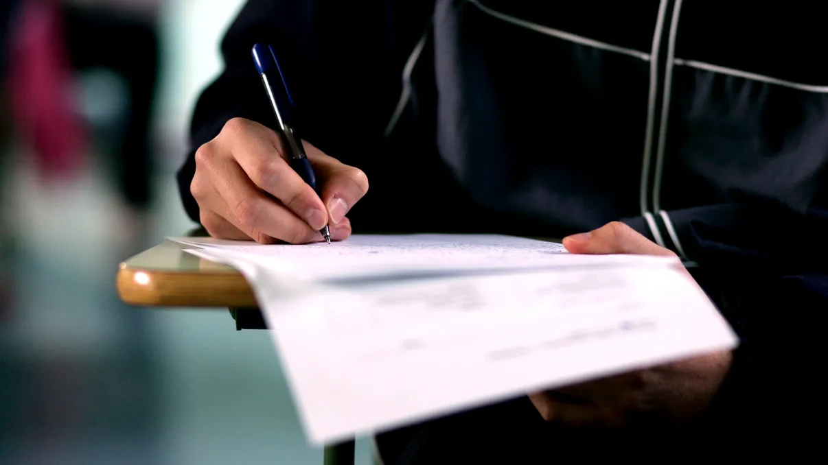 Rezultatele finale la Evaluarea Națională 2025 au fost publicate. Numărul elevilor cu media 10 a crescut la 85, iar ponderea celor cu note peste sau egale cu 5 a ajuns 83,2%. Ce urmează?