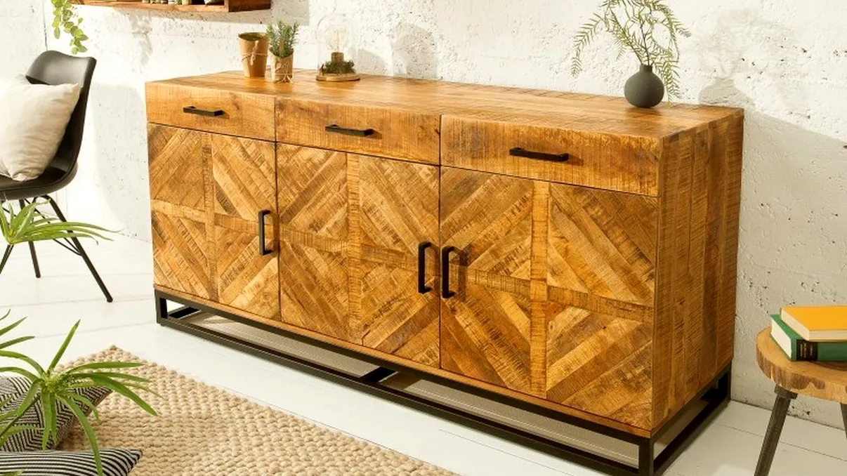 A cumpărat de la vechituri o comodă cu 200 de euro și a descoperit în sertare 190.000 de euro. „Îl caut pe proprietar”