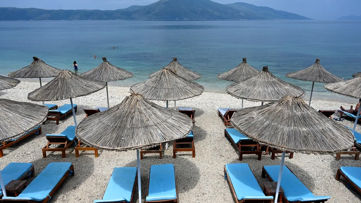 Cât au plătit doi români pe două şezlonguri în Albania, în august 2025? Au rămas cu un gust amar, se aşteptau la preţuri mici: 