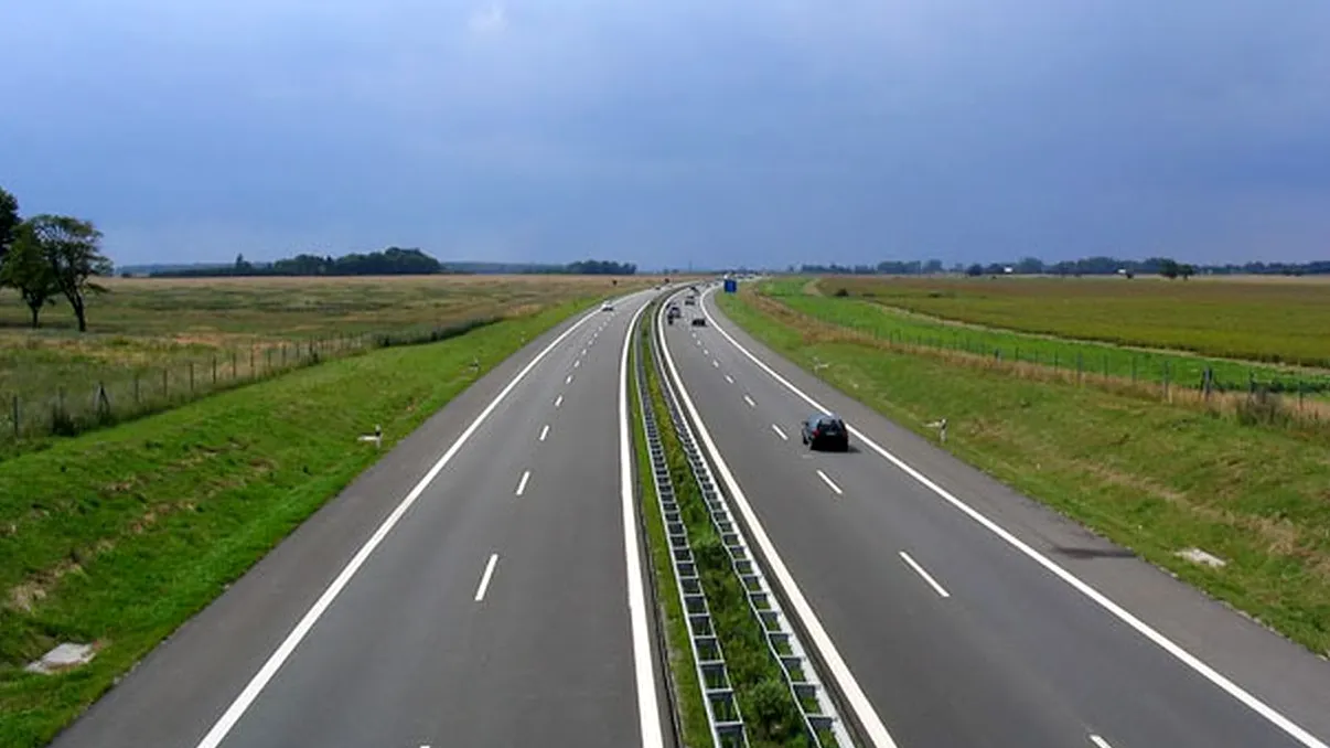 Ce s-a întâmplat după ce un român și-a uitat soția pe o autostradă din Germania. Femeia a așteptat zeci de minute, abandonată într-o parcare