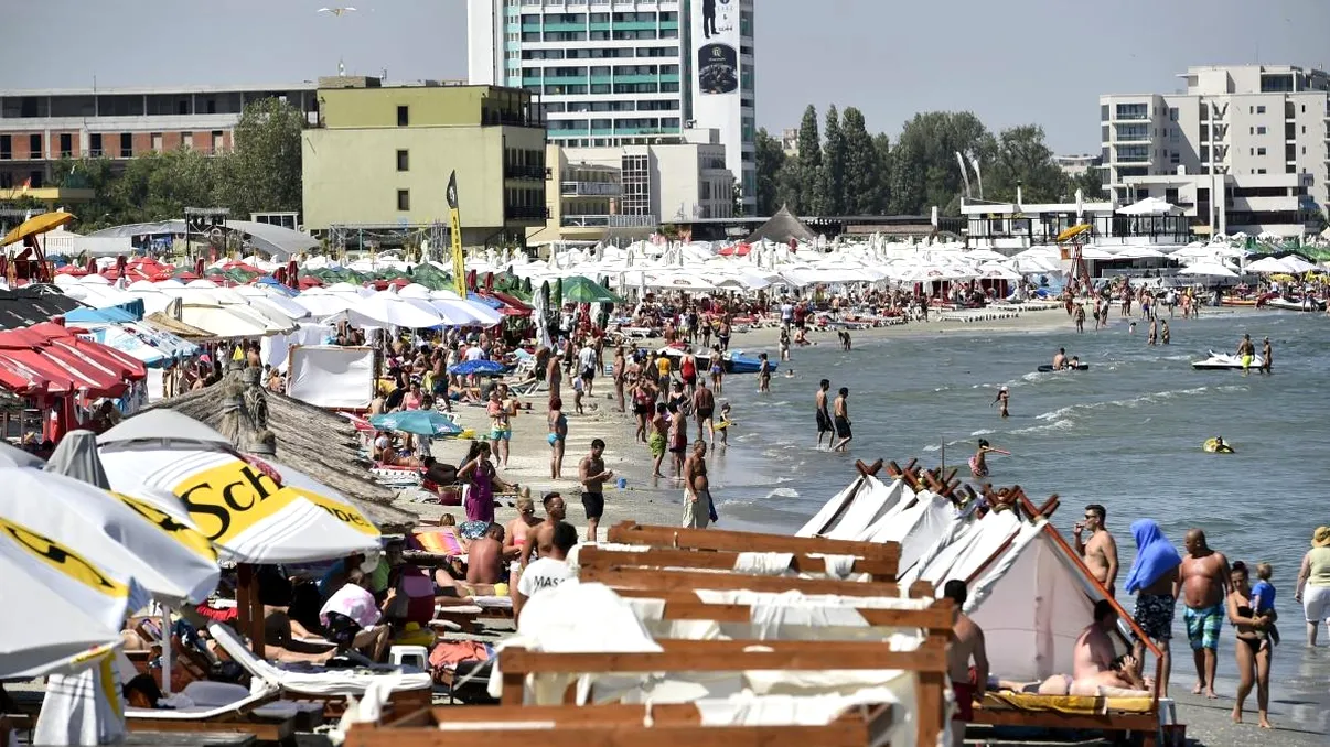 Cearșaful pe plajă te costă 50 de lei la Mamaia, mai mult decât un șezlong. Ce spun cei de la Protecția Consumatorului despre noua taxă de pe litoral