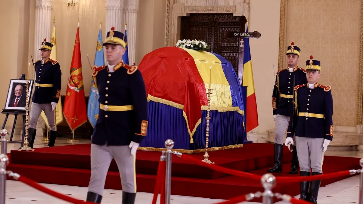 Cum trebuie să se îmbrace românii care merg să își ia rămas-bun de la Ion Iliescu. Ce trebuie să poarte femeile și bărbații, reguli de acces