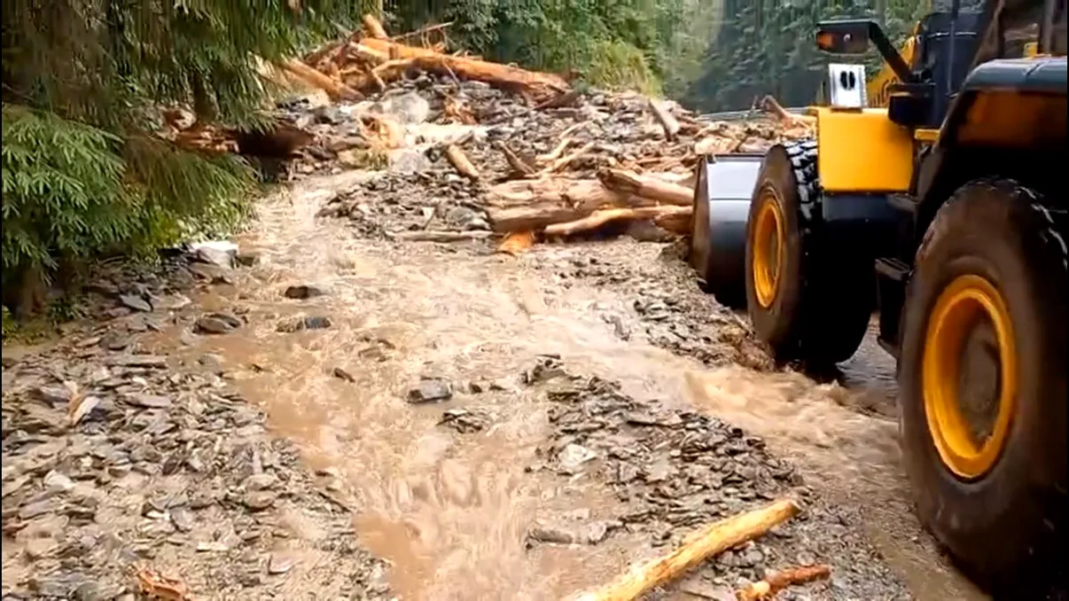 Dezastrul lăsat în urmă de viitura care a blocat Transfăgărășanul. 30 de mașini blocate și doi turiști dați dispăruți