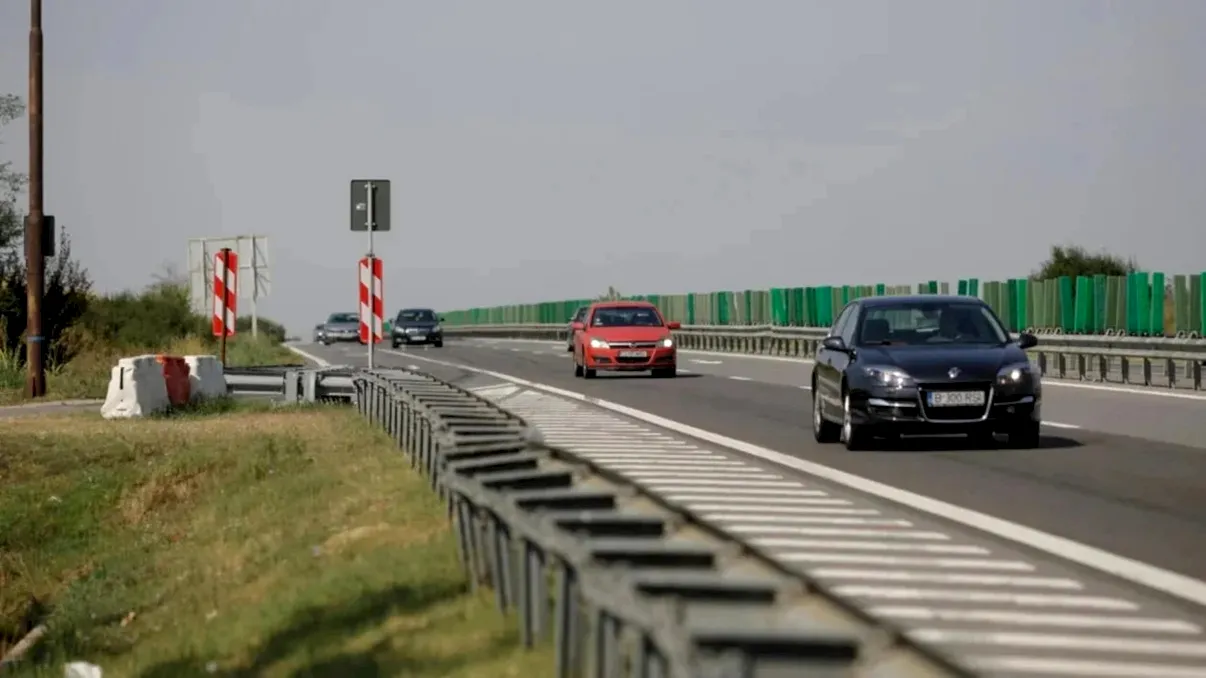 E legal să mergi cu 130 km/h pe prima bandă? Ce prevede Codul Rutier 2025 despre limitele de viteză pe autostradă