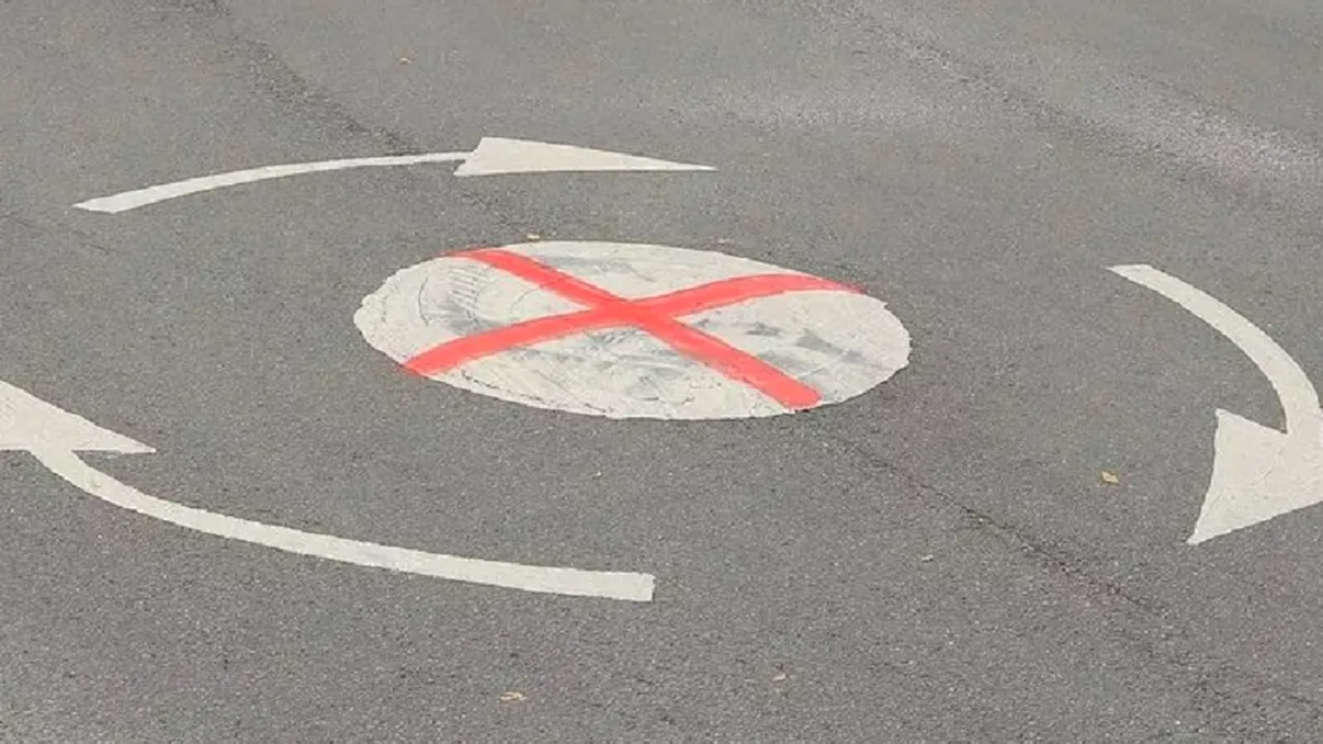 Indicatorul alb cu o cruce roşie dă mari bătăi de cap locuitorilor dintr-un oraş european. Ce ar trebui să facă şoferii atunci când îl văd