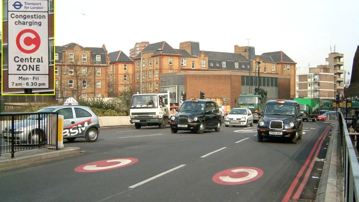 Litera C albă pe fond roşu, un indicator auto întâlnit de şoferi în Marea Britanie. Mulţi conducători nu ştiu ce înseamnă
