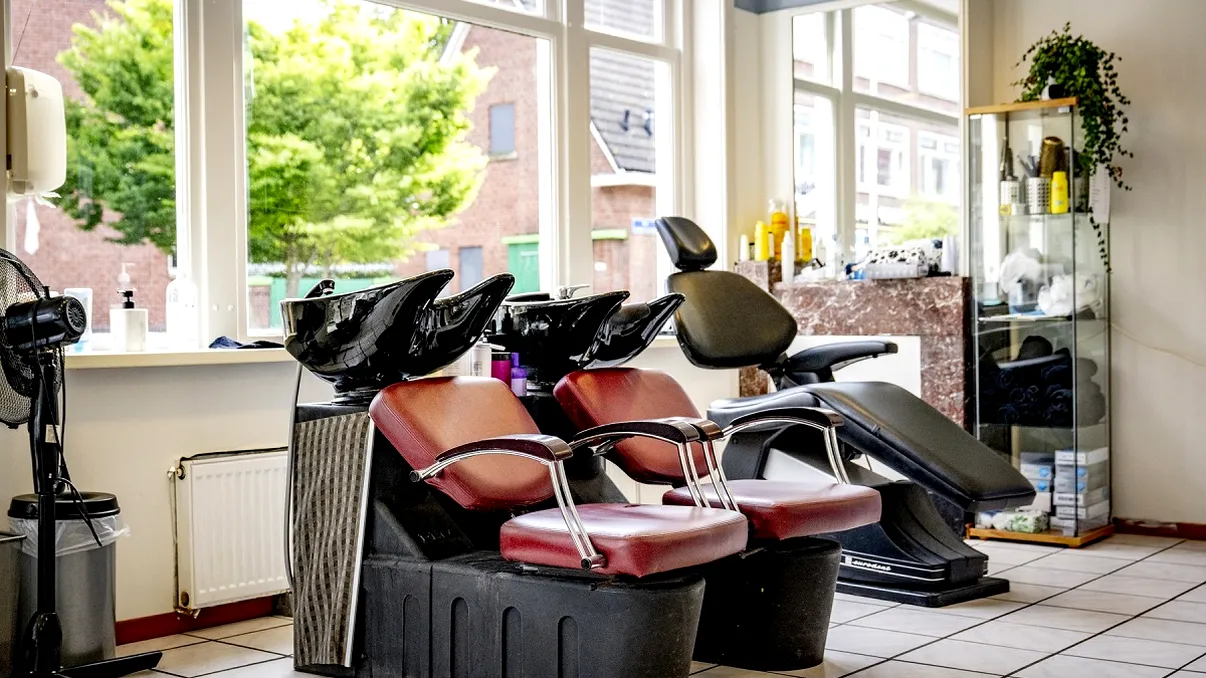 Mai mulţi clienţi au rămas fără păr, după ce au fost la un salon de coafură din Italia. Cu ce erau spălaţi pe cap oamenii care ajungeau aici: 