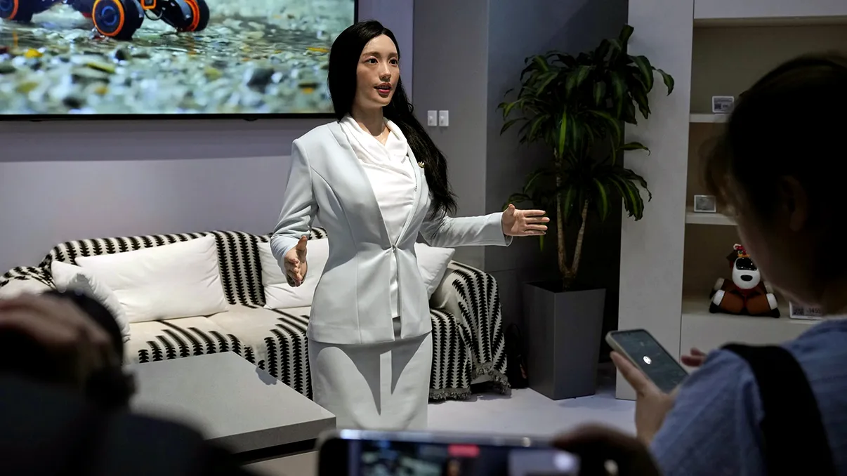 China deschide primul magazin dedicat roboților umanoizi. Ce prețuri au și ce pot face „servitorii” și „fotbaliștii” din silicon și metal