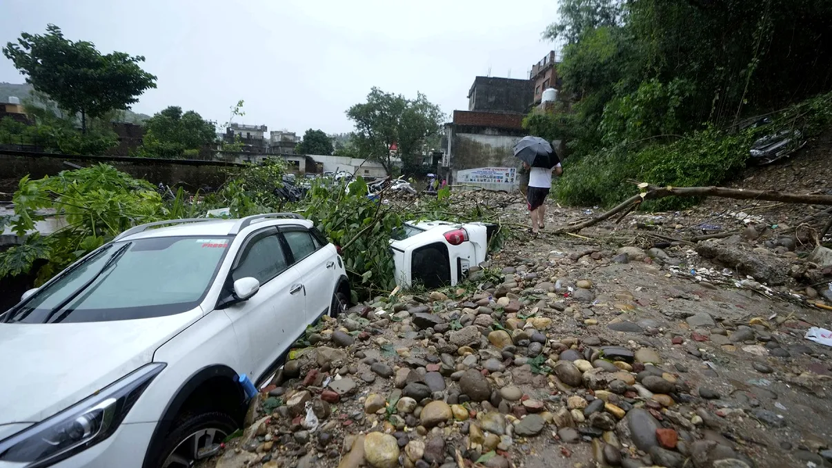 Momentul în care un pod din India se prăbușește din cauza ploilor torențiale. Zeci de mașini se aflau pe el VIDEO