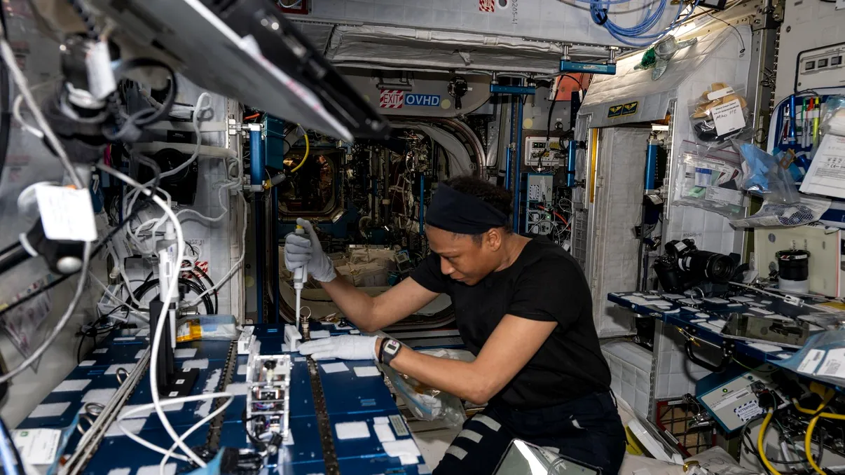 Explicația bacteriilor periculoase de la bordul Stației Spațiale Internaționale: NASA testează comportamentul microbilor în gravitație zero