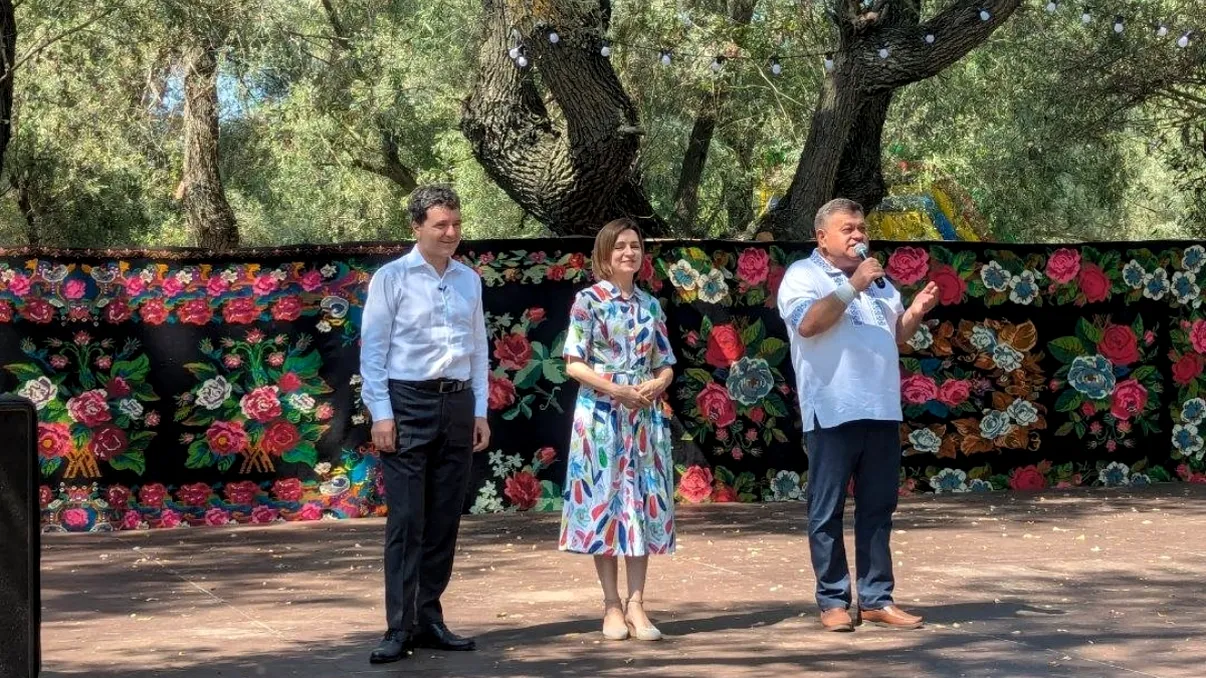 Noi imagini cu Nicuşor Dan şi Maia Sandu, în Republica Moldova. Preşedintele României gustă cele mai bune preparate de peste Prut, la Festivalul Zemii