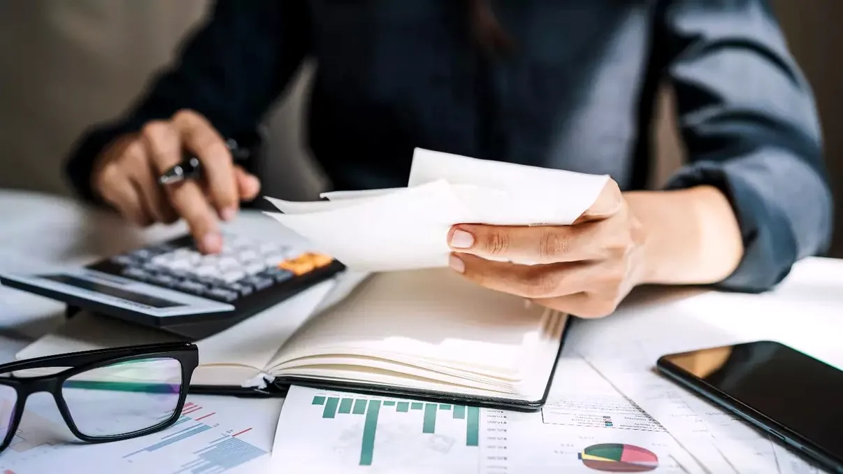 Restricții pentru românii care nu-și plătesc amenzile și impozitele. Nu mai pot vinde mașini, rămân fără permisul auto şi nu mai au voie să construiască locuinţe. Proiect