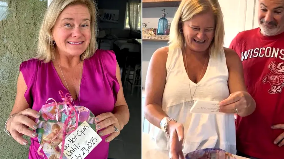 O femeie a aşteptat 25 de ani să deschidă cadoul de nuntă de la domnişoara de onoare. A emoţionat-o pe loc când a văzut ce era în cutie