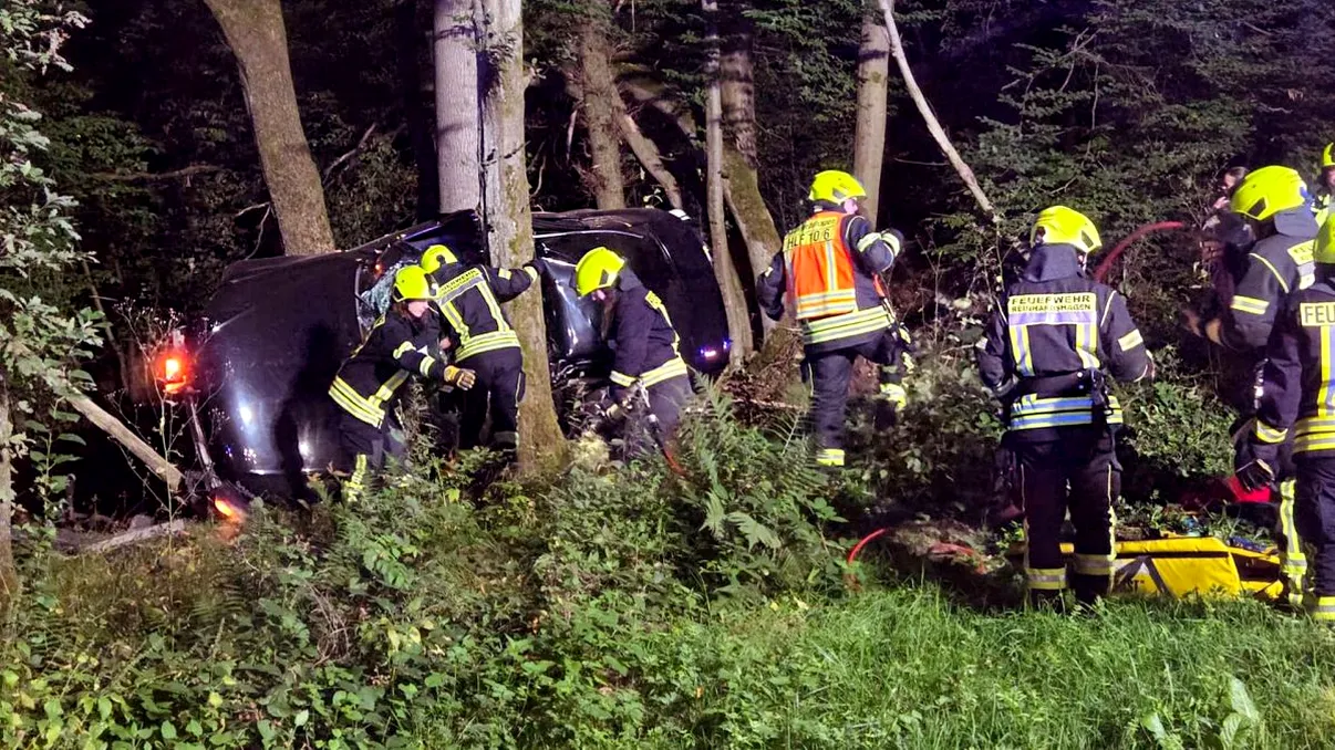 Patru tineri români au murit pe o șosea din Germania, în condiții necunoscute. Nimeni nu știe de ce mașina în care erau a zburat de pe drum. Familiile nu pot repatria trupurile