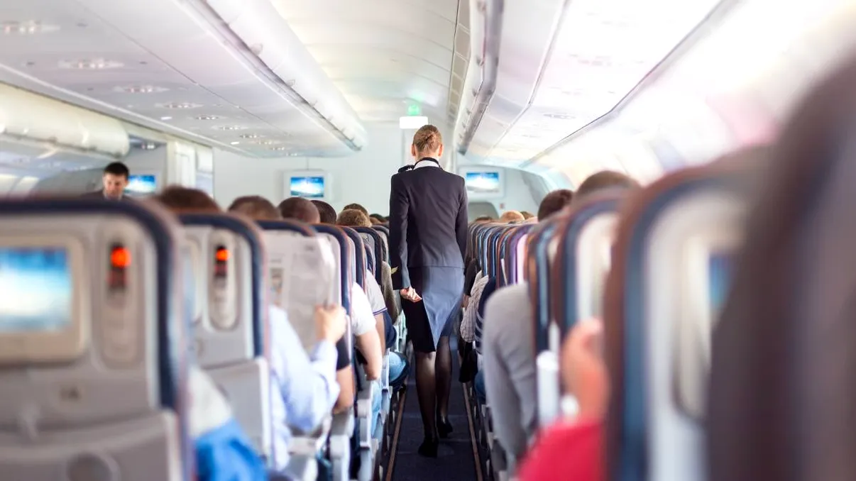 Un pasager a fost condamnat la 1 an și 3 luni de închisoare pentru că a amenințat o însoțitoare de bord în avion, de față cu copiii și soția lui
