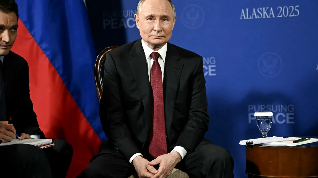 Problemele fizice observate la Vladimir Putin în Alaska, explicate de un specialist. La ce ar apela preşedintele rus pentru a arăta mai bine